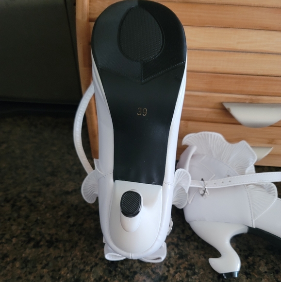 NWOT WHITE LACY BOW PUMPS SIZE 39  OR. 8 - Picture 9 of 11